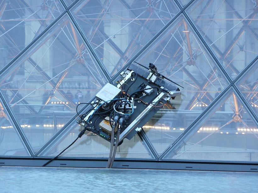 Facade-cleaning robot on glass